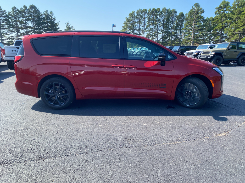 2027 Chrysler Pacifica Select photo 4