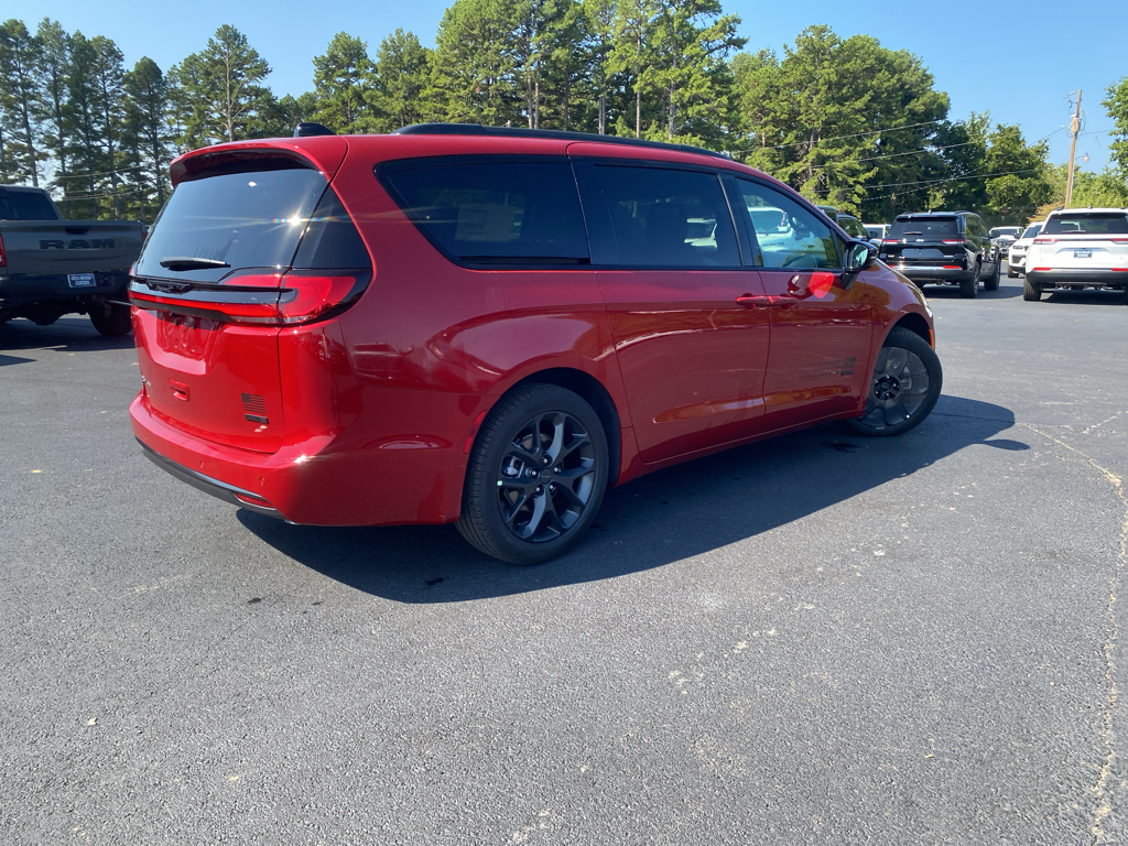 2027 Chrysler Pacifica Select photo 5