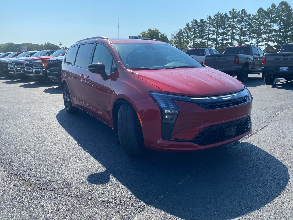 2027 Chrysler Pacifica Select photo 3