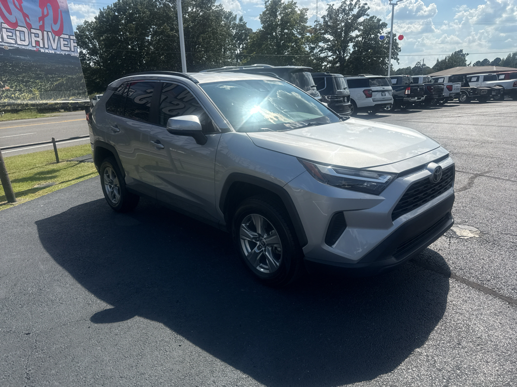 2024 Toyota RAV4 XLE photo 3