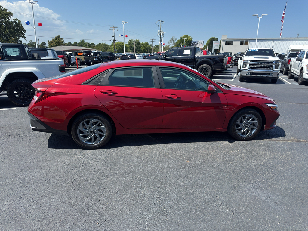 2024 Hyundai Elantra SEL photo 5