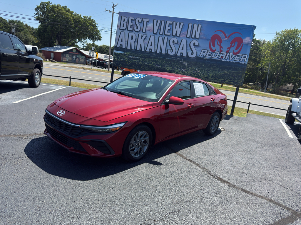 2024 Hyundai Elantra SEL photo 1
