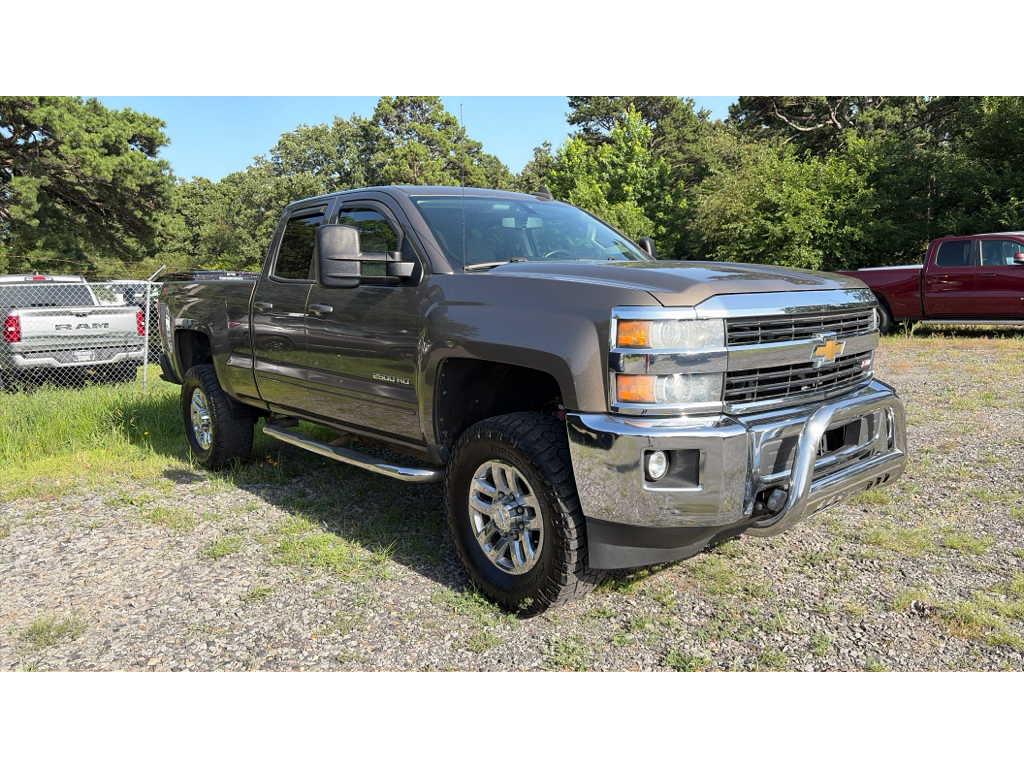 2015 Chevrolet Silverado LT photo 2
