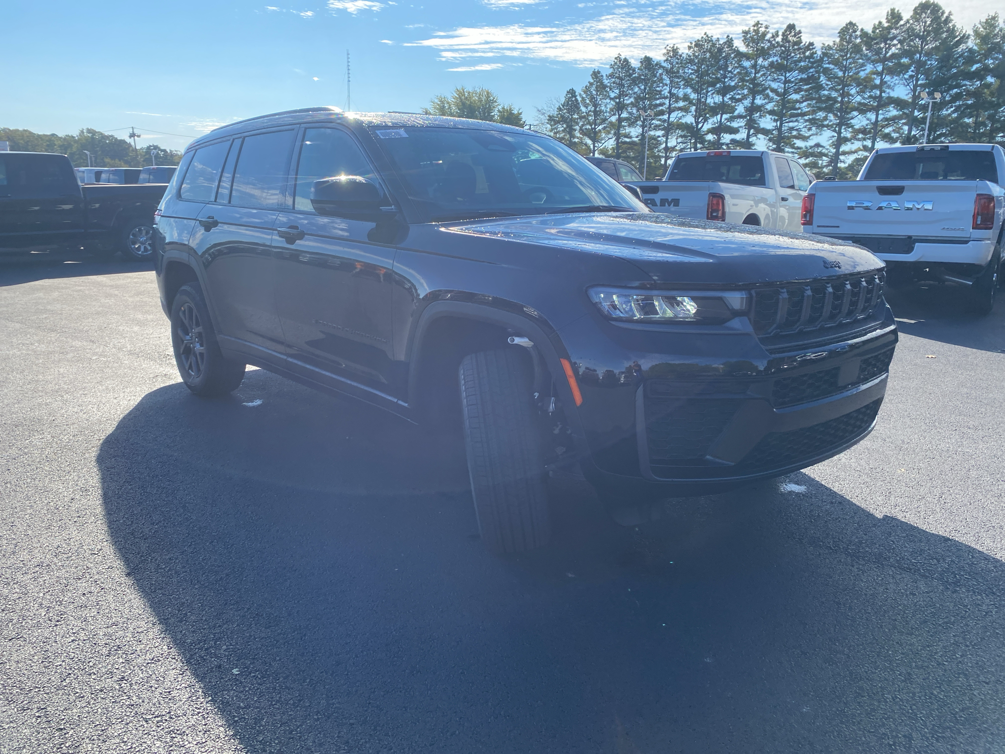 2027 Jeep Grand Cherokee L Laredo Altitude photo 3