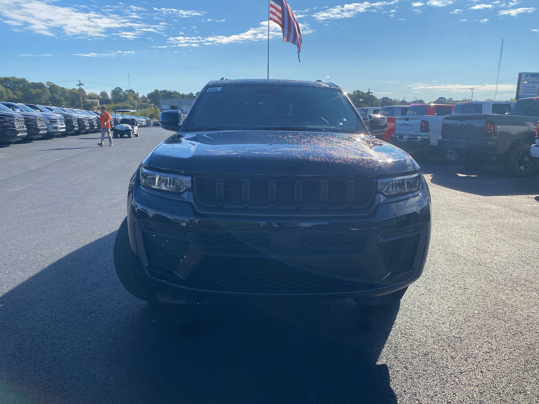 2027 Jeep Grand Cherokee L Laredo Altitude photo 2