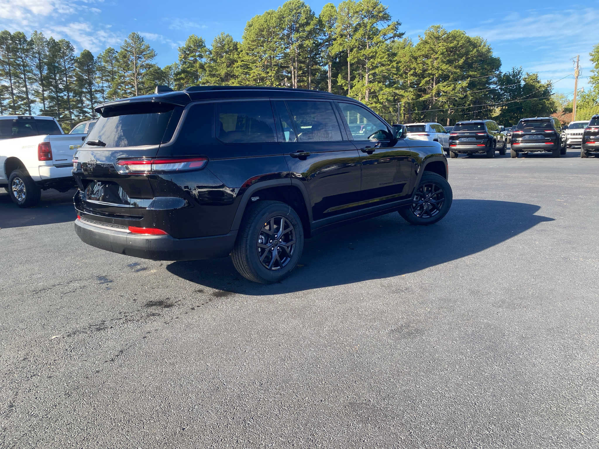 2027 Jeep Grand Cherokee L Laredo Altitude photo 5