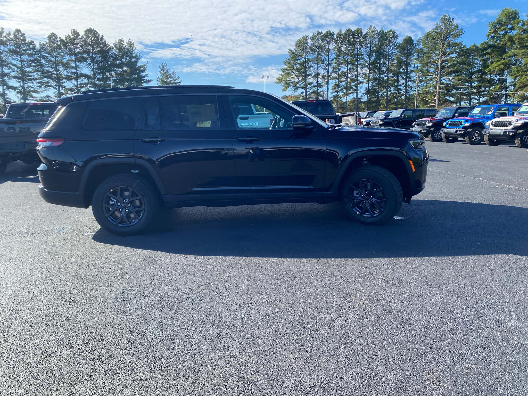 2027 Jeep Grand Cherokee L Laredo Altitude photo 4