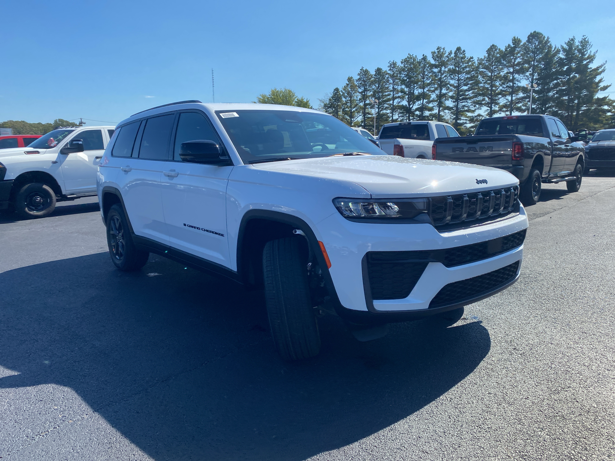 2027 Jeep Grand Cherokee L Laredo Altitude photo 3
