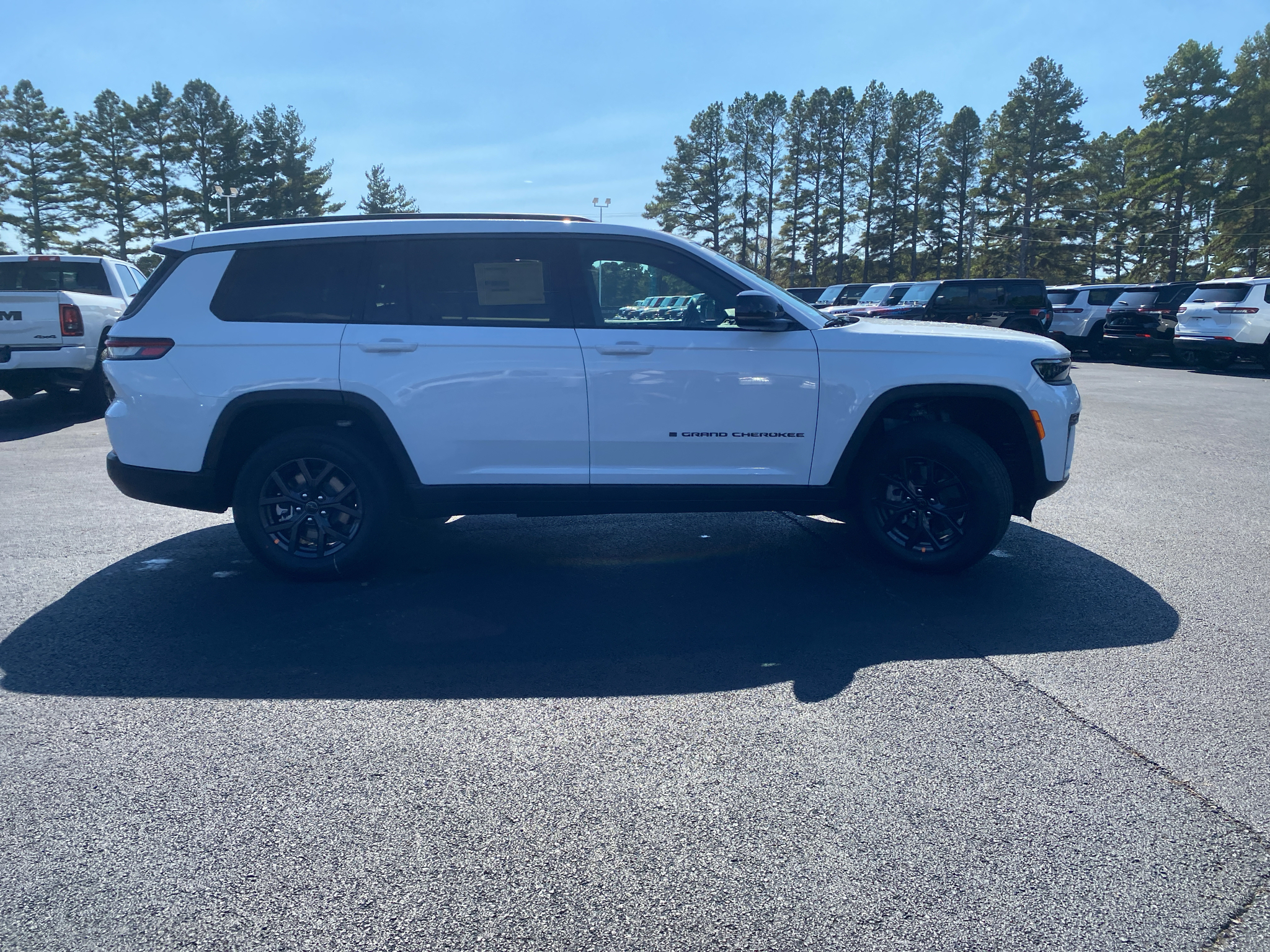 2027 Jeep Grand Cherokee L Laredo Altitude photo 4