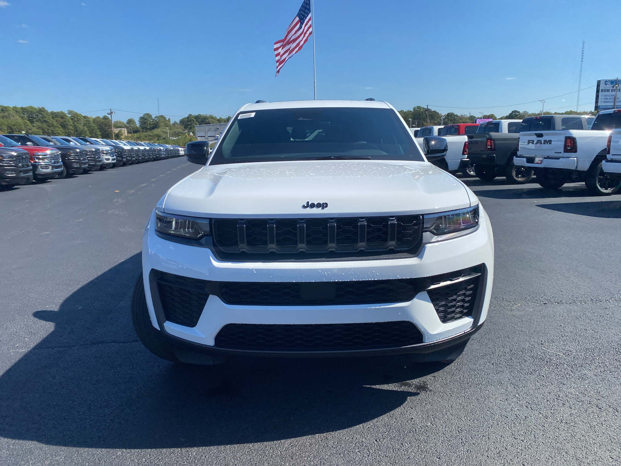 2027 Jeep Grand Cherokee L Laredo Altitude photo 2