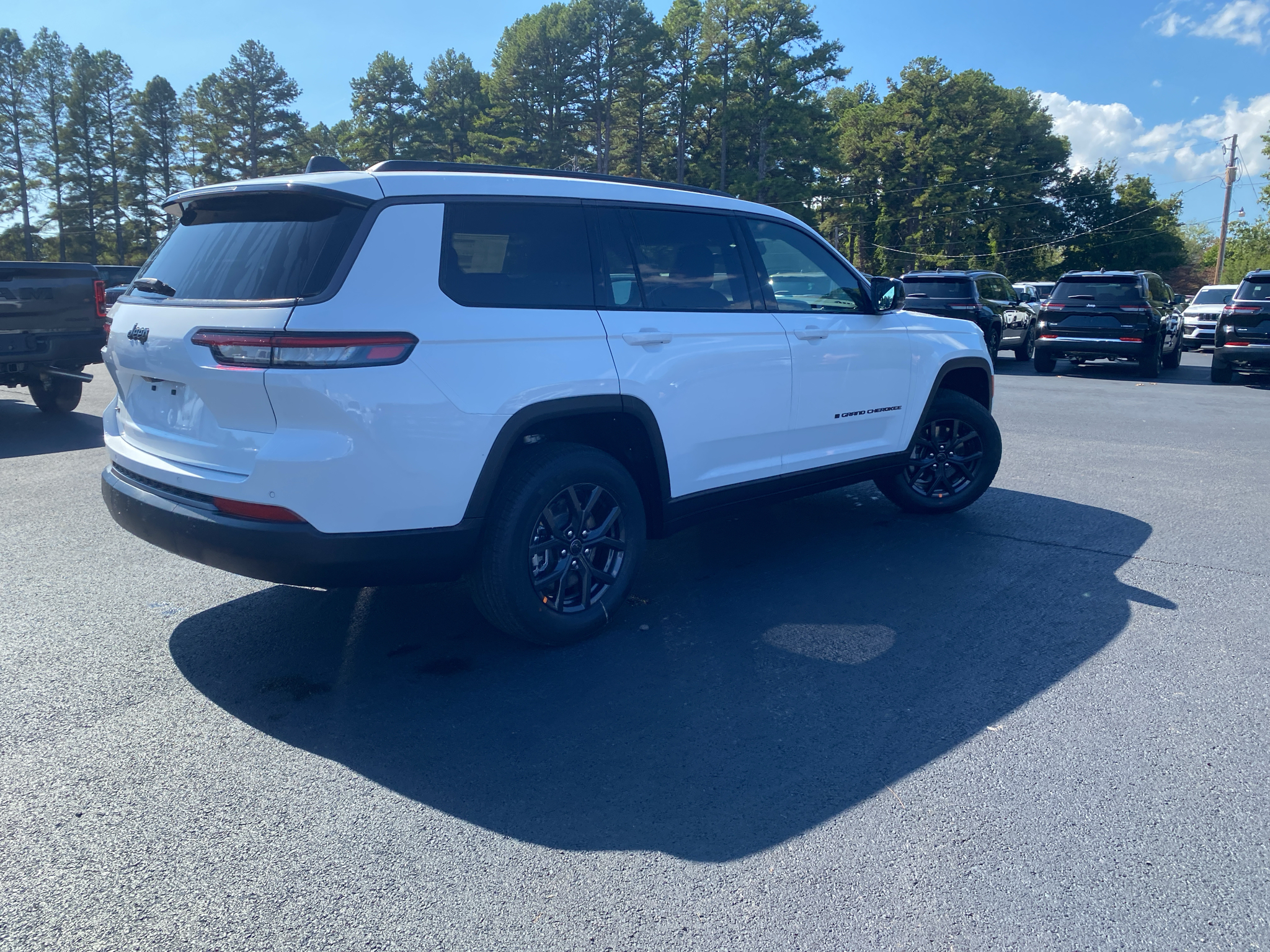 2027 Jeep Grand Cherokee L Laredo Altitude photo 5