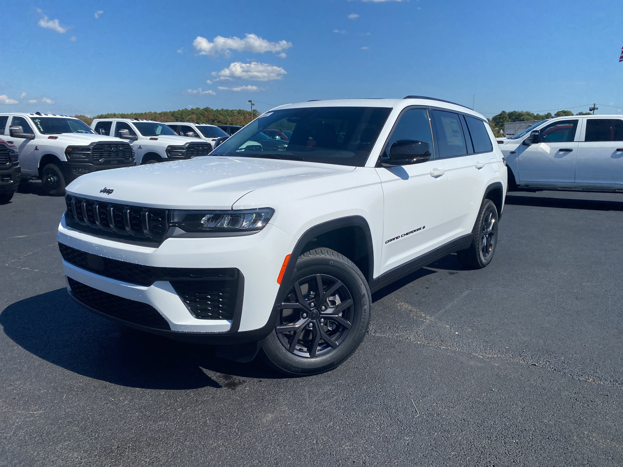 2027 Jeep Grand Cherokee L Laredo Altitude photo 1