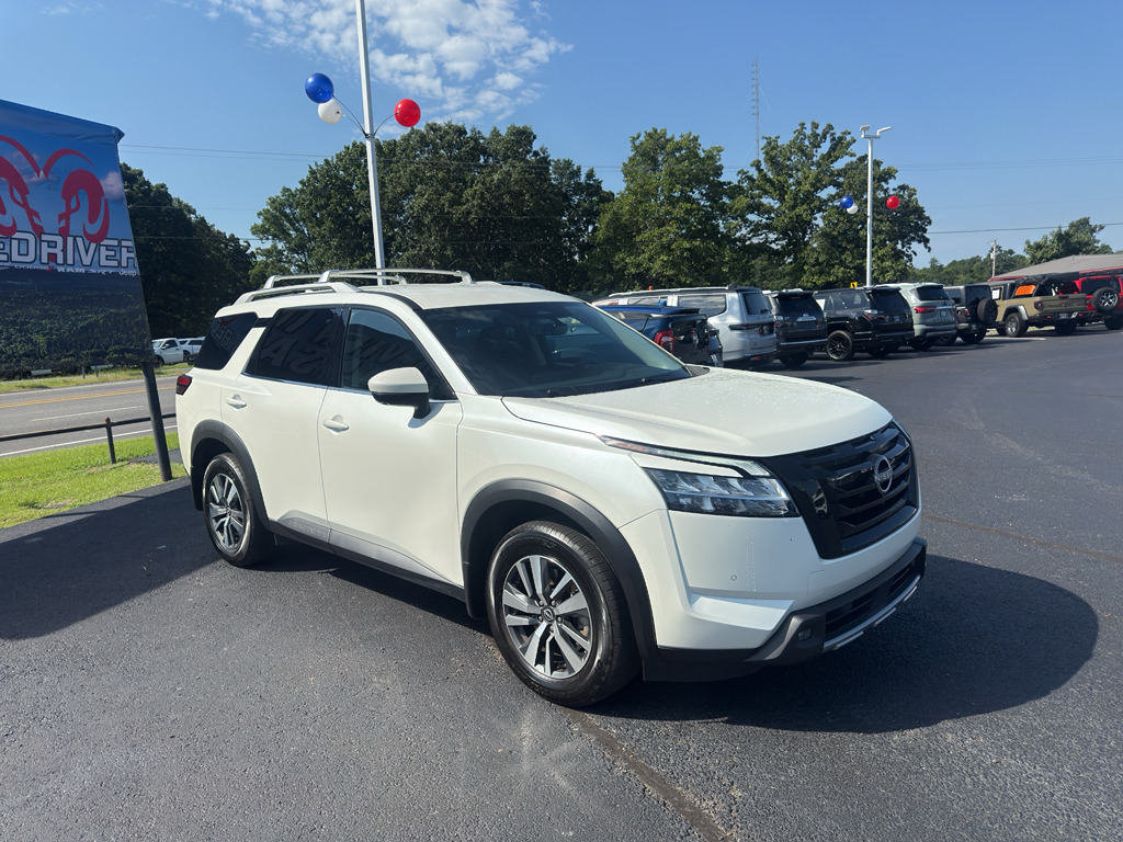 2024 Nissan Pathfinder SL photo 3