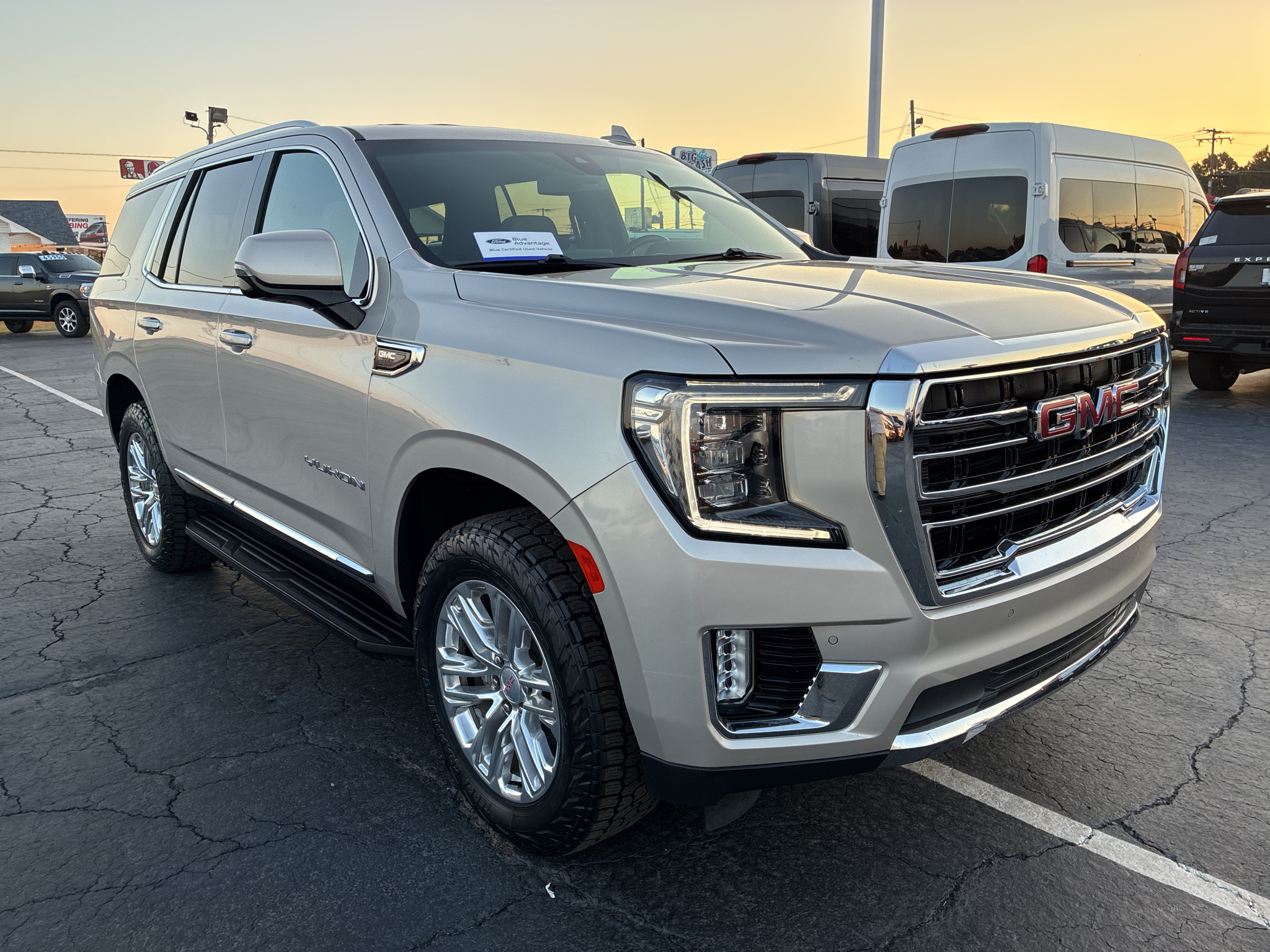 2021 GMC Yukon SLT photo 3