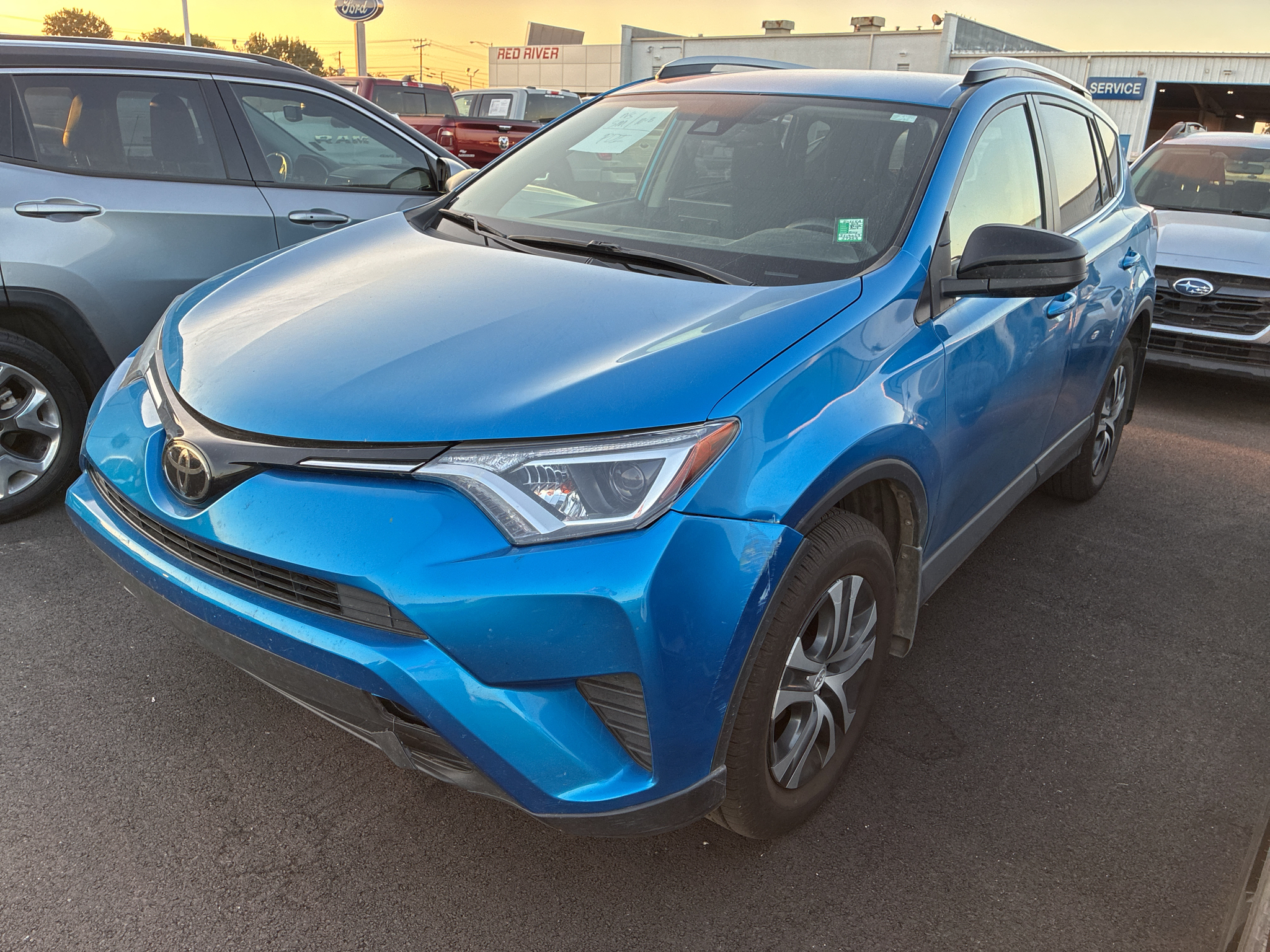 2018 Toyota RAV4 LE photo 1