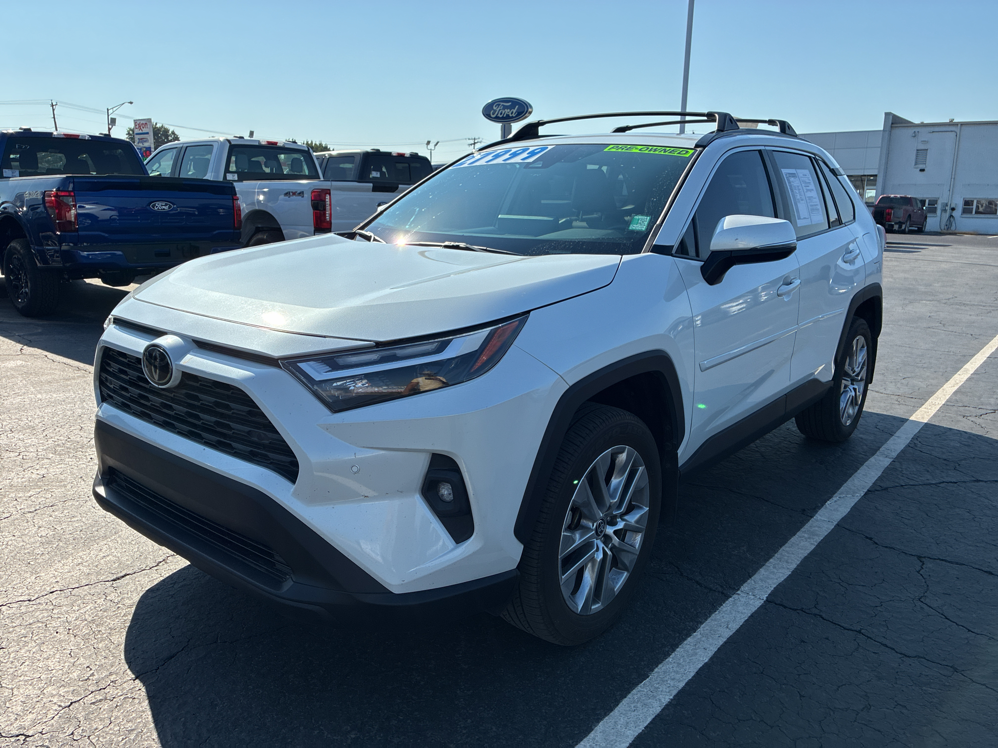 2023 Toyota RAV4 XLE Premium photo 1