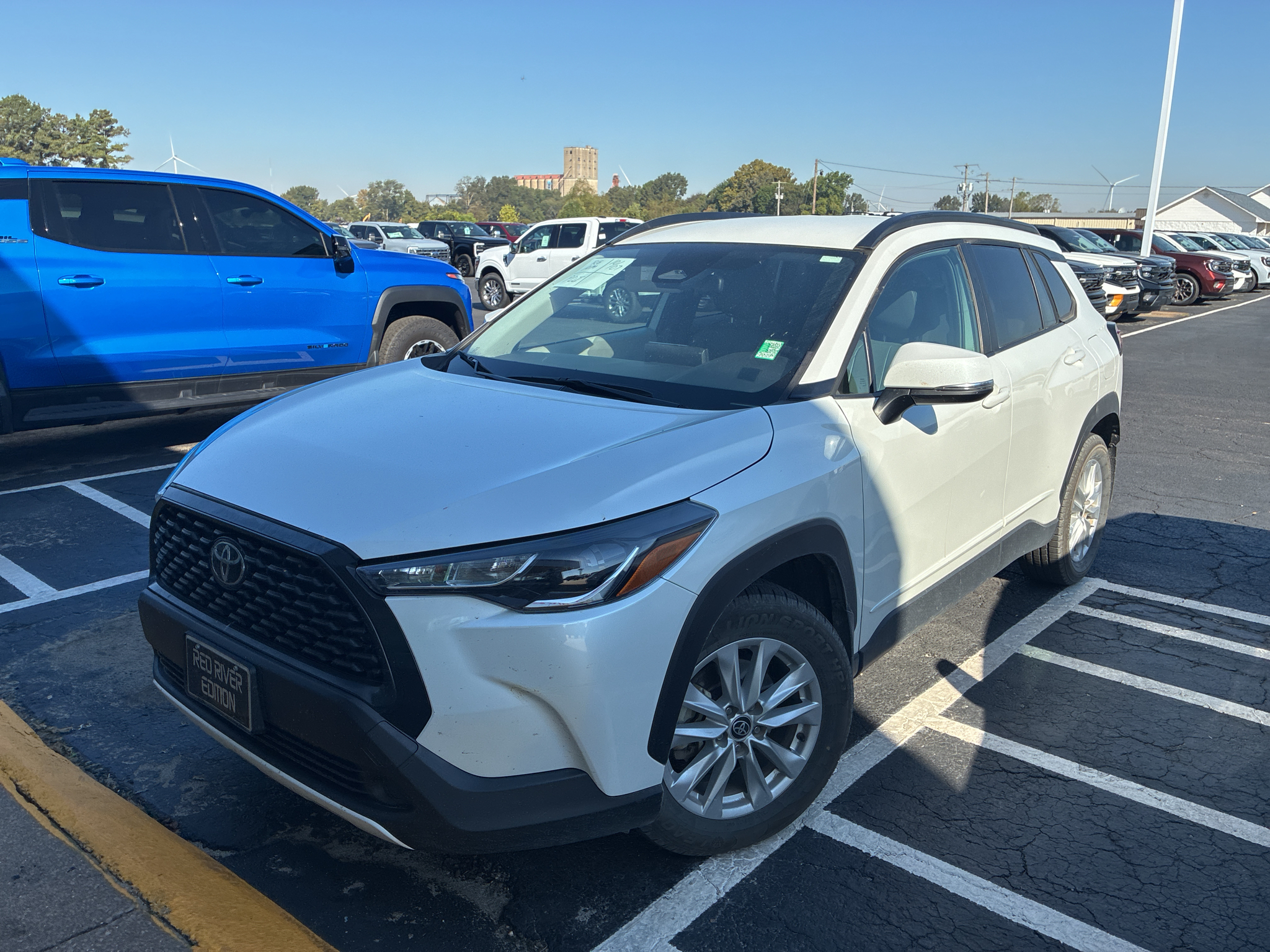 2023 Toyota Corolla Cross LE photo 1