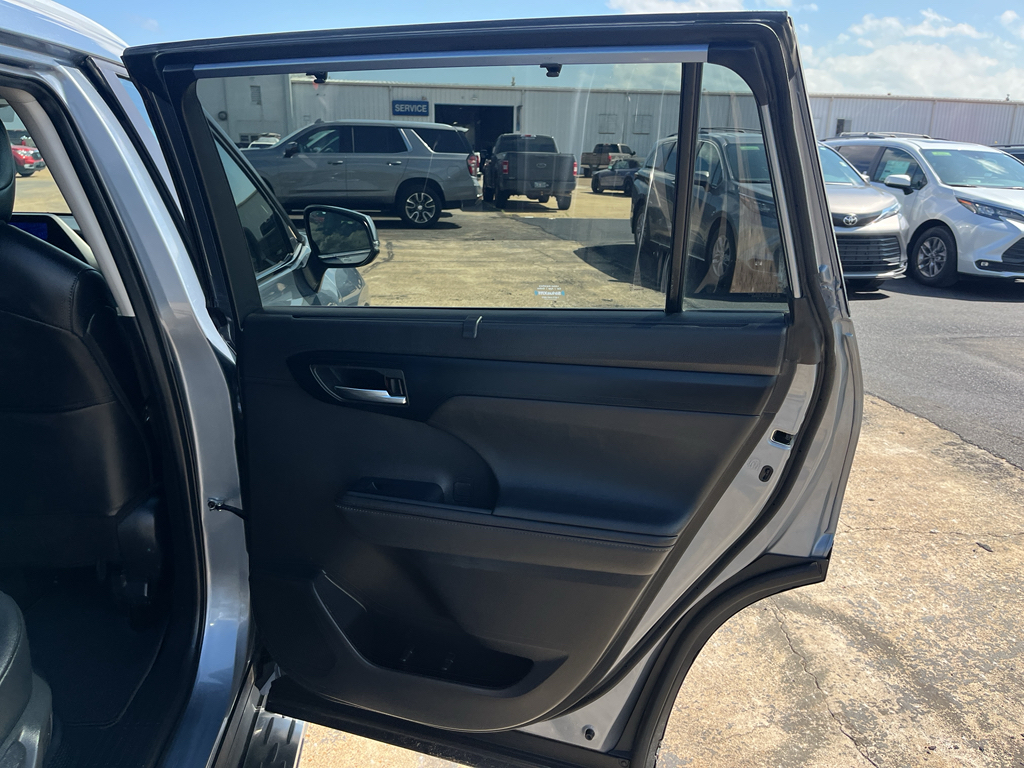 2024 Toyota Highlander representative vehicle photo