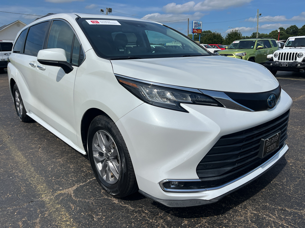 2022 Toyota Sienna XLE photo 3