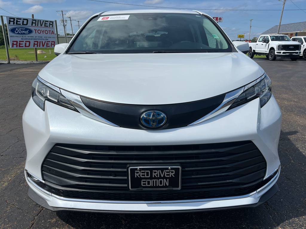 2022 Toyota Sienna XLE photo 2