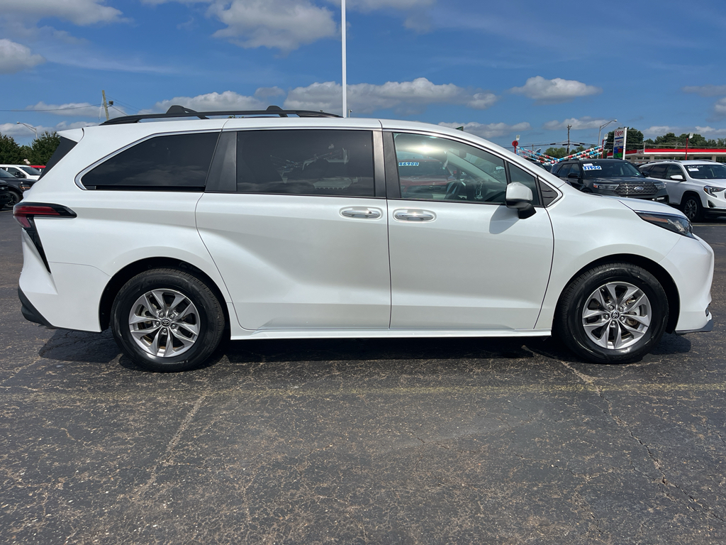 2022 Toyota Sienna XLE photo 4