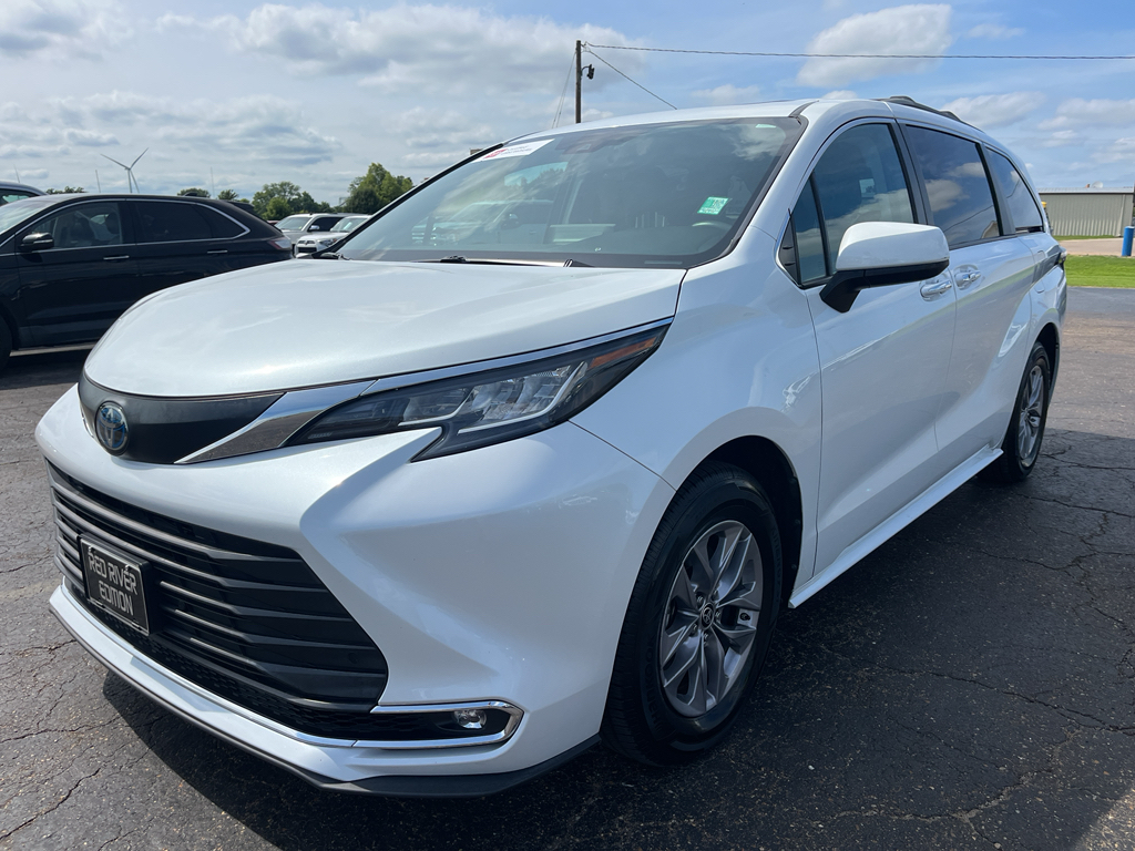 2022 Toyota Sienna XLE photo 1