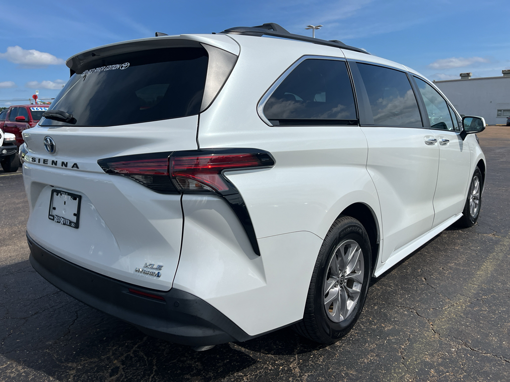 2022 Toyota Sienna XLE photo 5