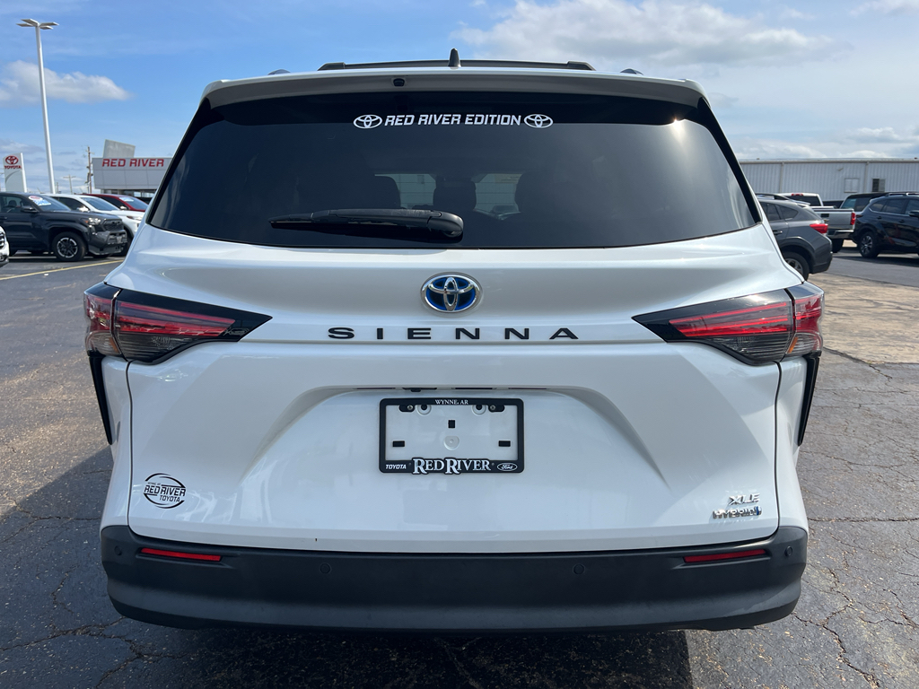 2022 Toyota Sienna XLE photo 6