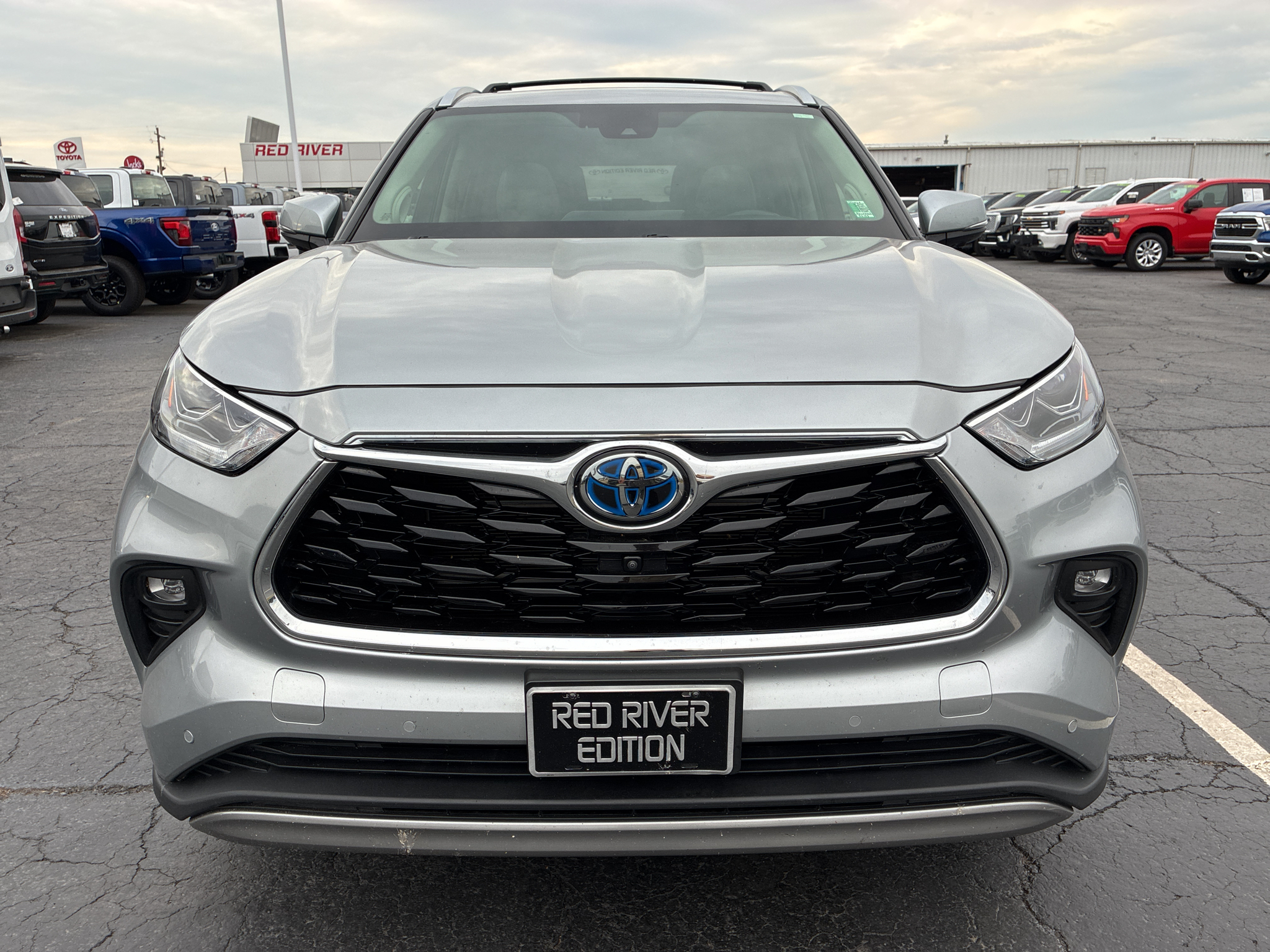 2024 Toyota Highlander Hybrid Hybrid Platinum photo 2
