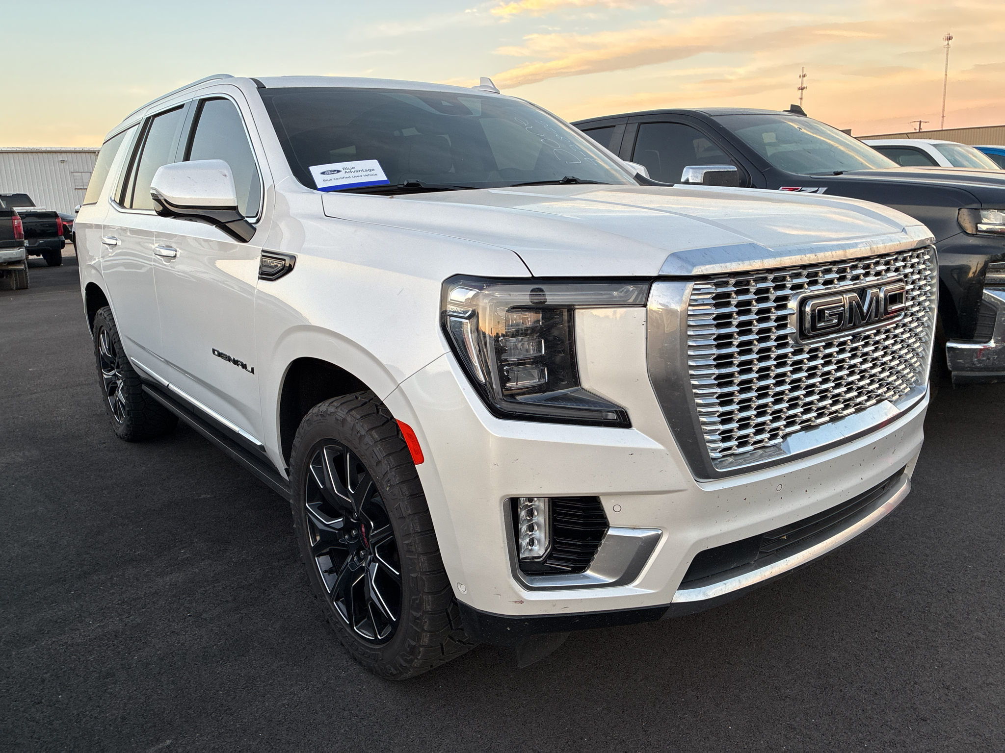 2024 GMC Yukon Denali photo 2