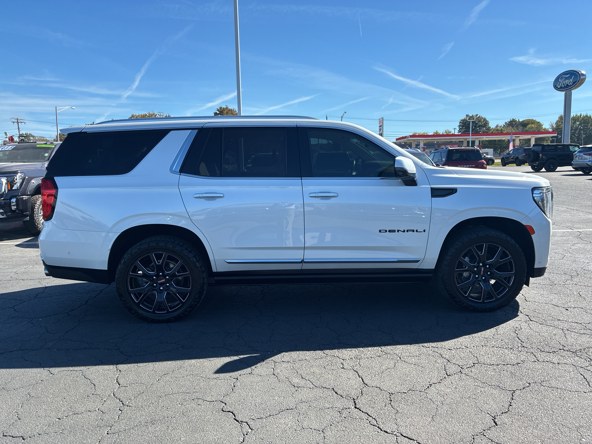 2024 GMC Yukon Denali photo 4