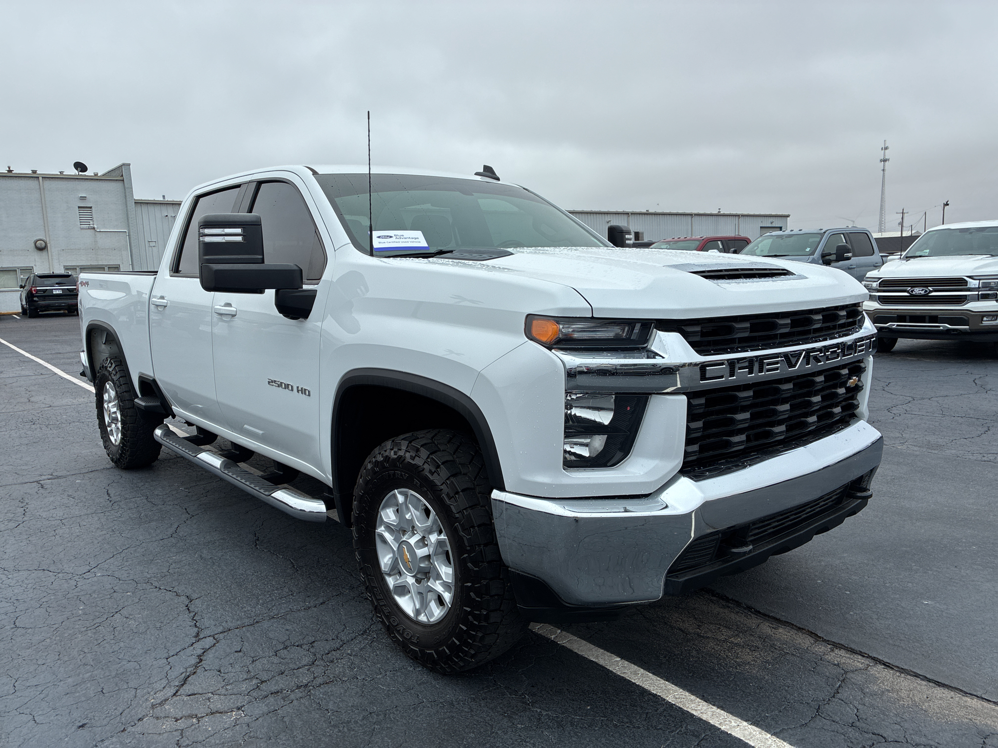 2023 Chevrolet Silverado LT photo 3
