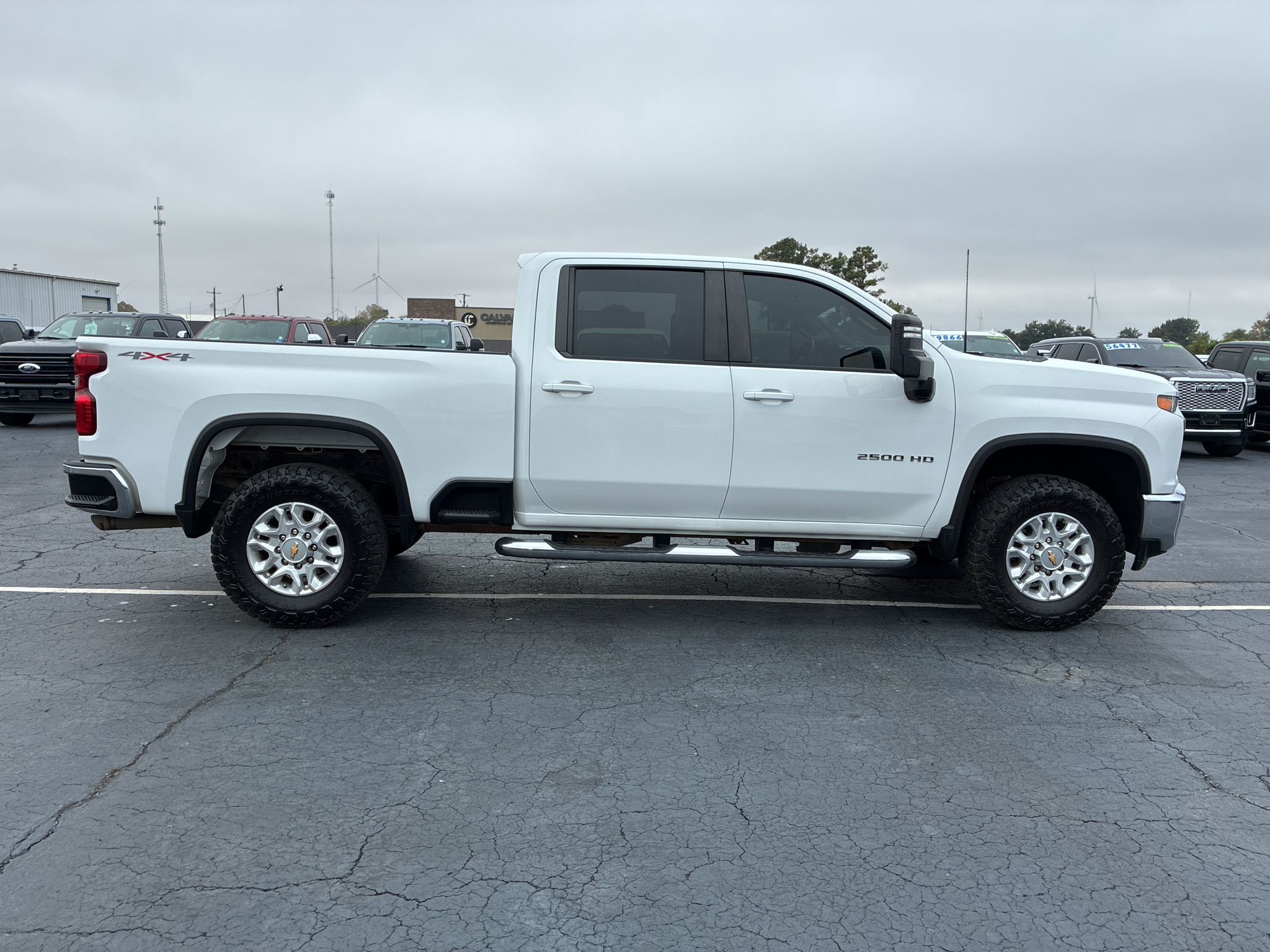 2023 Chevrolet Silverado LT photo 4