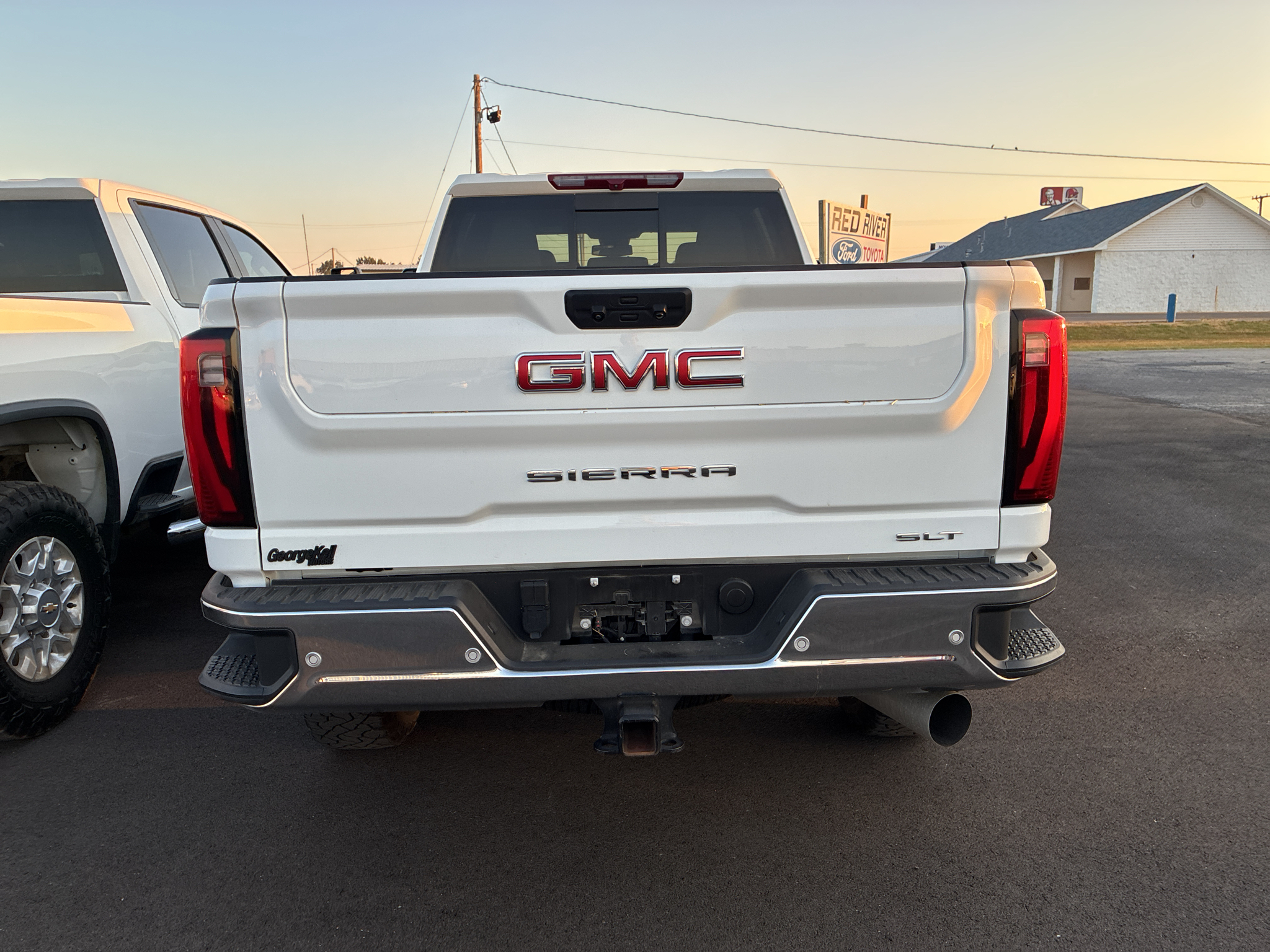 2025 GMC Sierra SLT photo 3