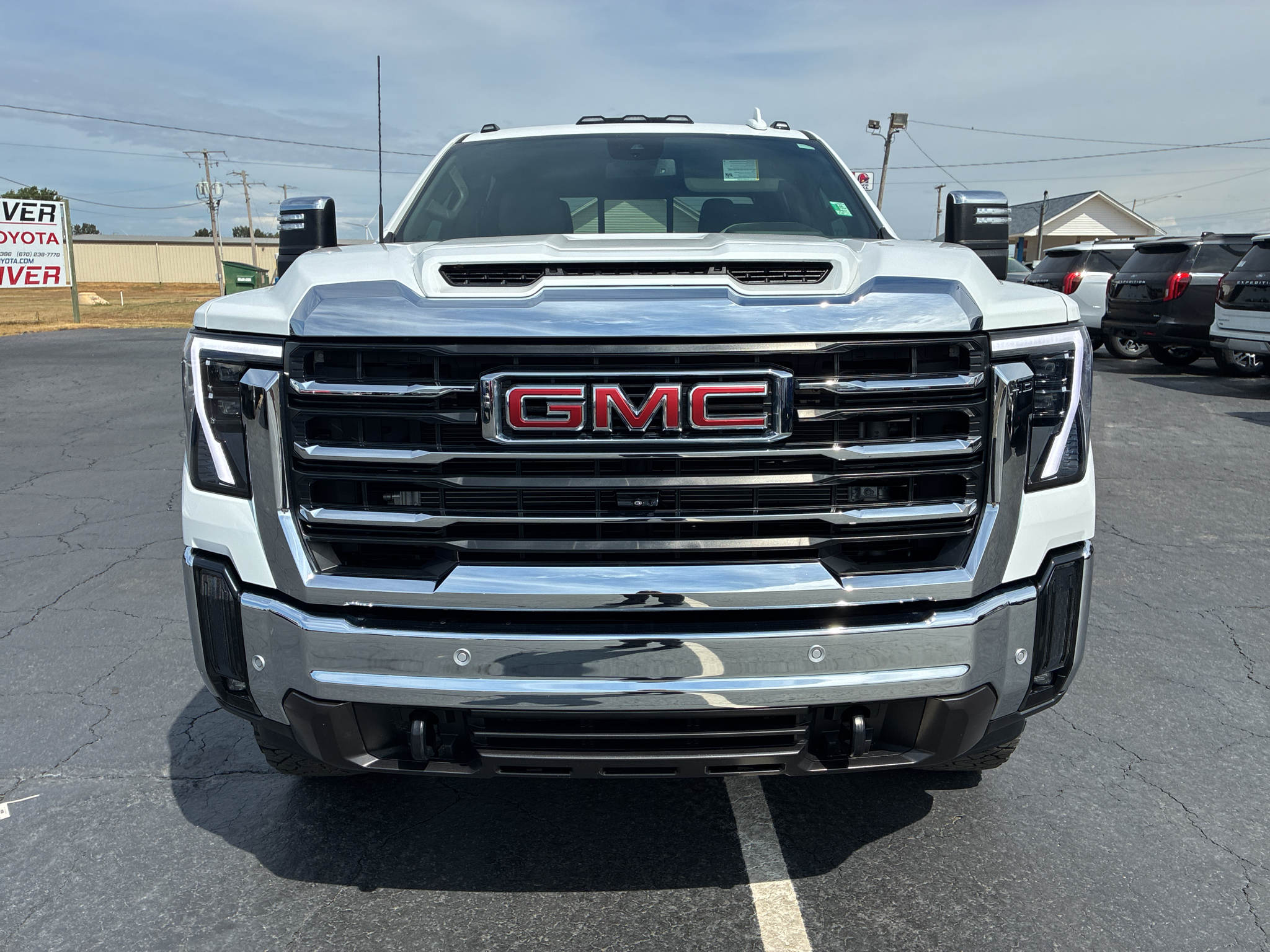 2025 GMC Sierra SLT photo 2