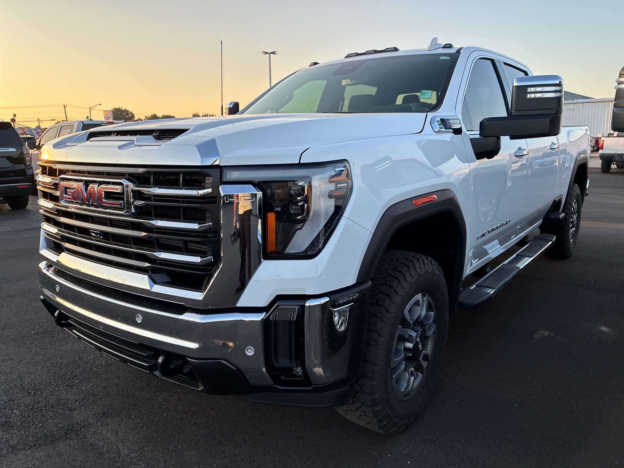 2025 GMC Sierra SLT photo 1