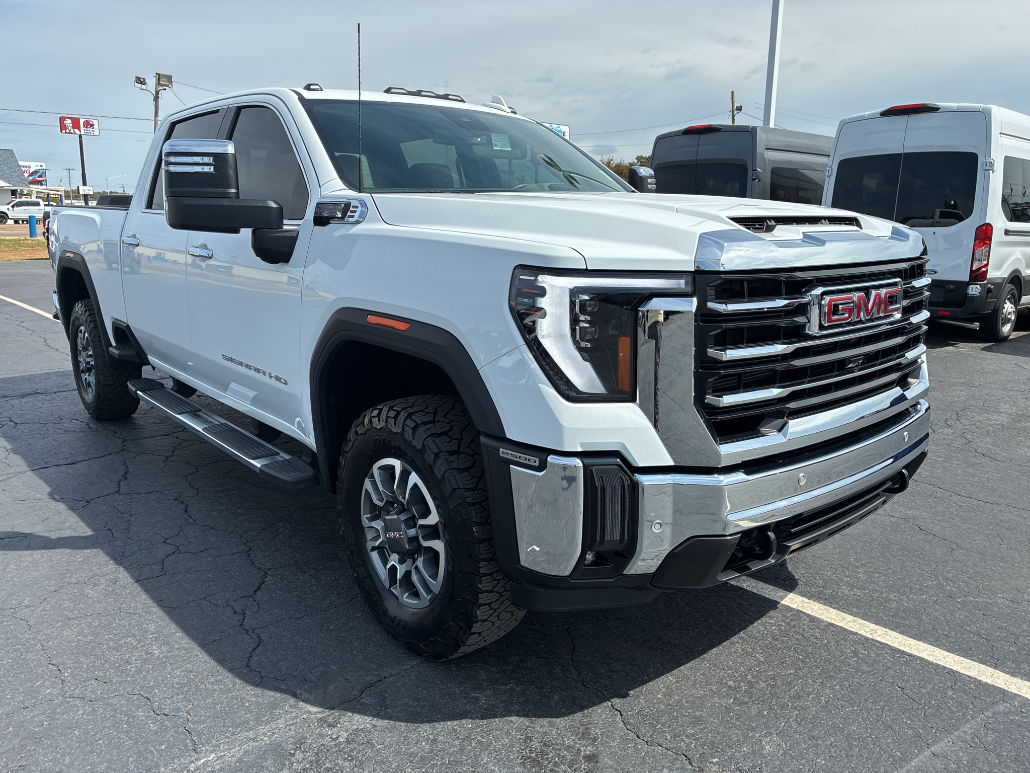 2025 GMC Sierra SLT photo 3