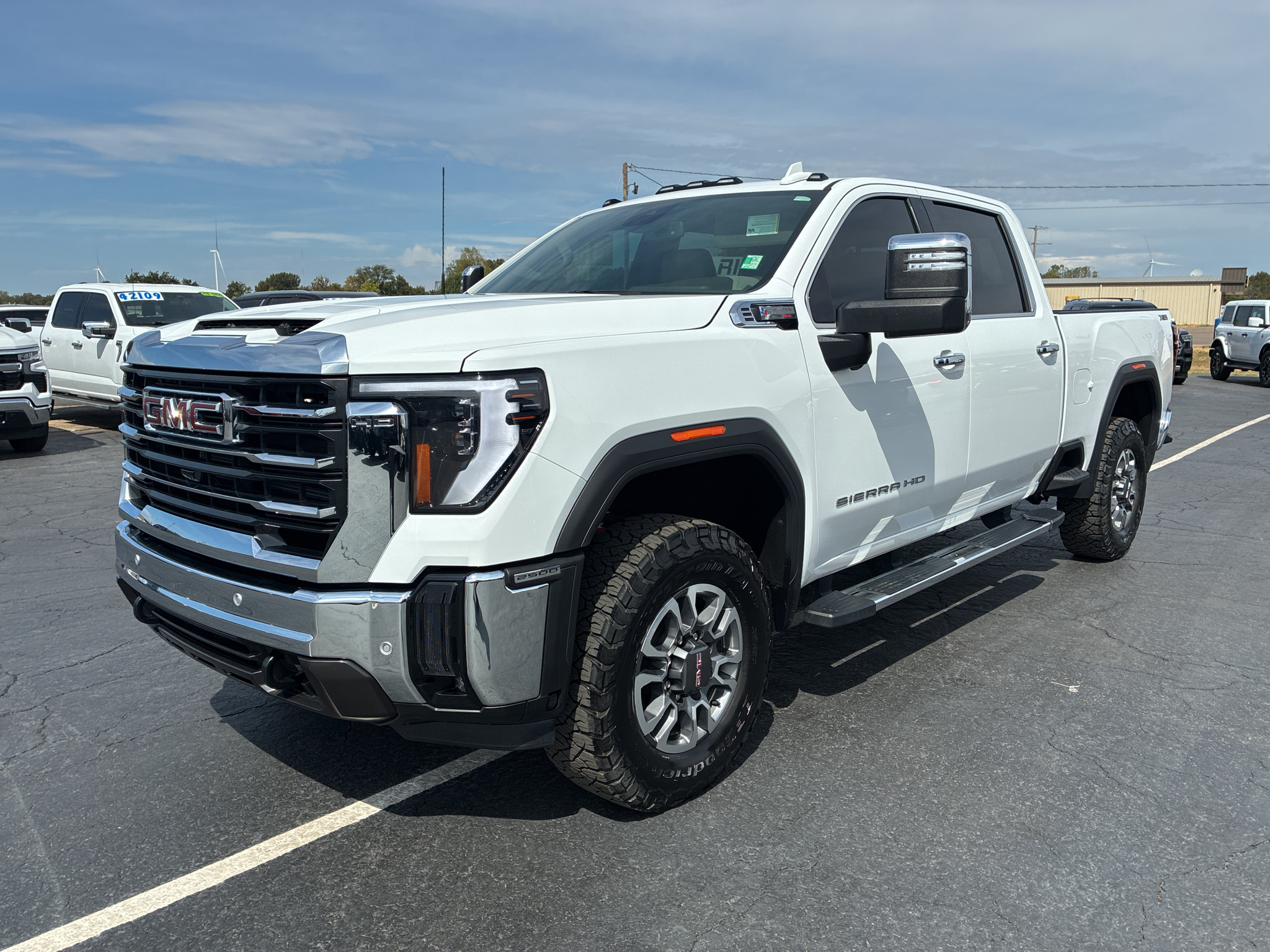 2025 GMC Sierra SLT photo 1
