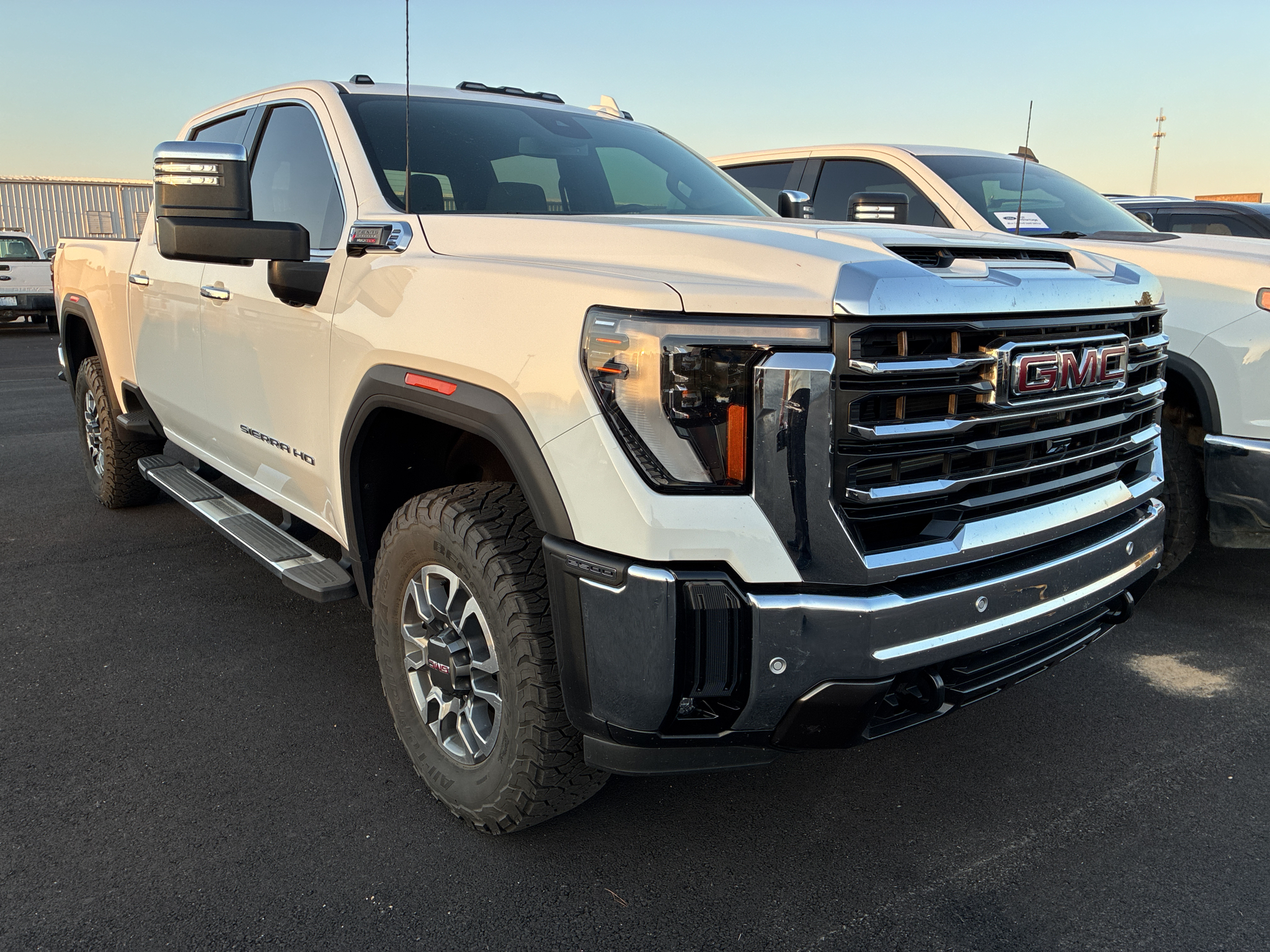 2025 GMC Sierra SLT photo 2