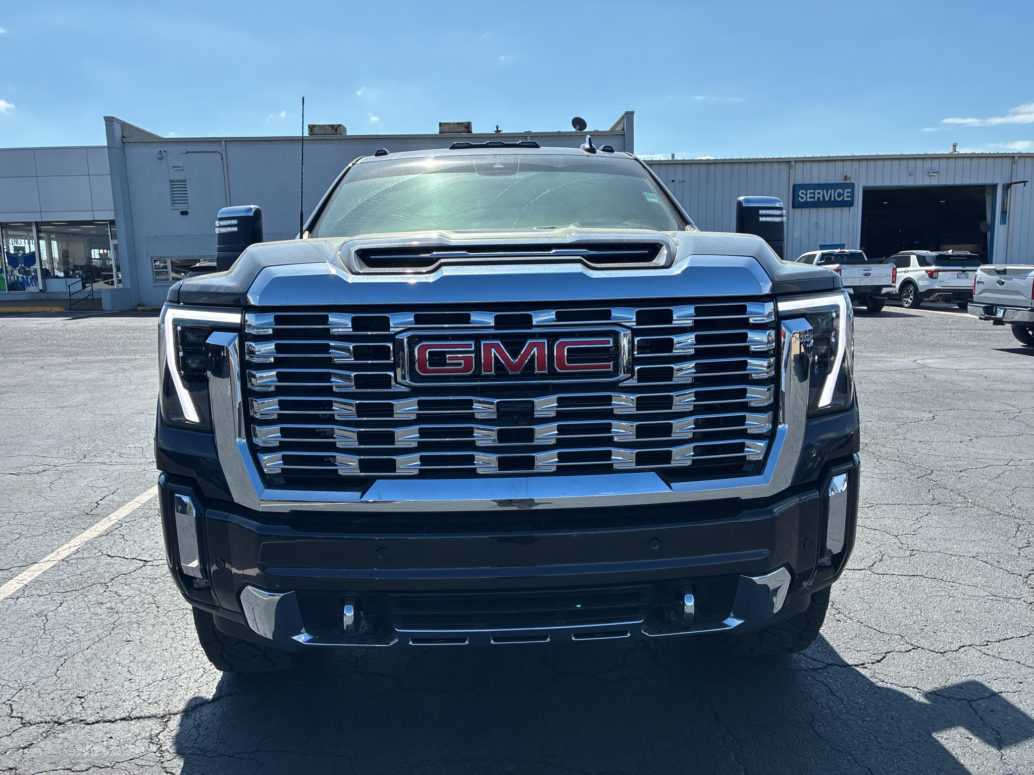 2024 GMC Sierra Denali photo 2