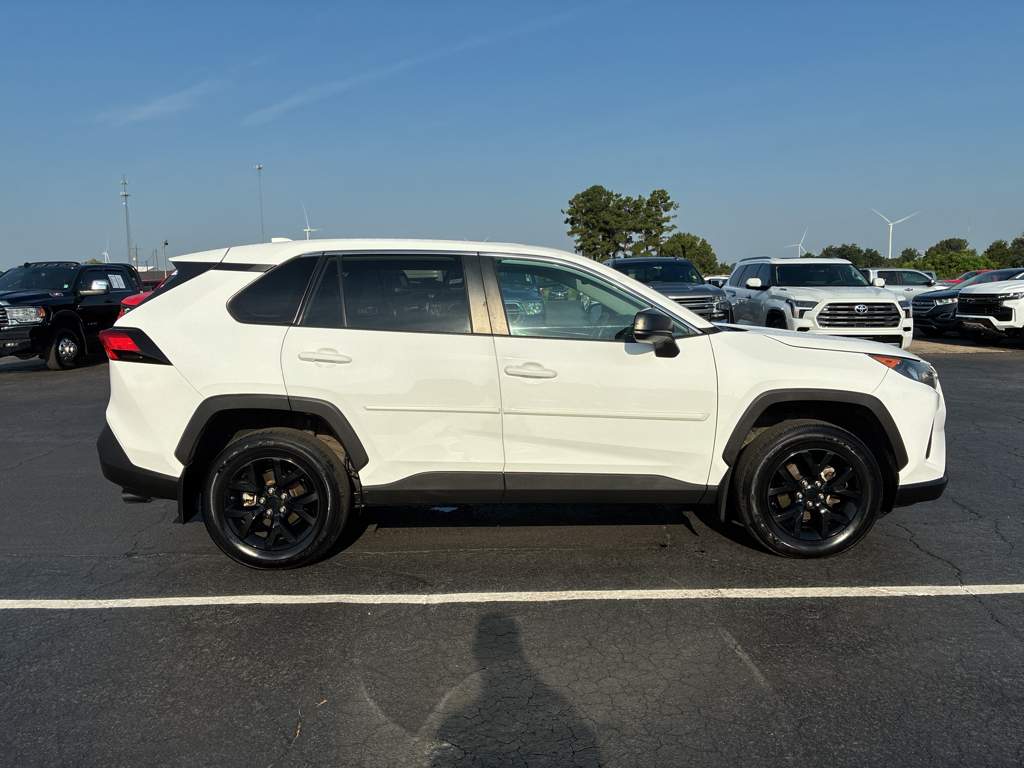 2022 Toyota RAV4 LE photo 4