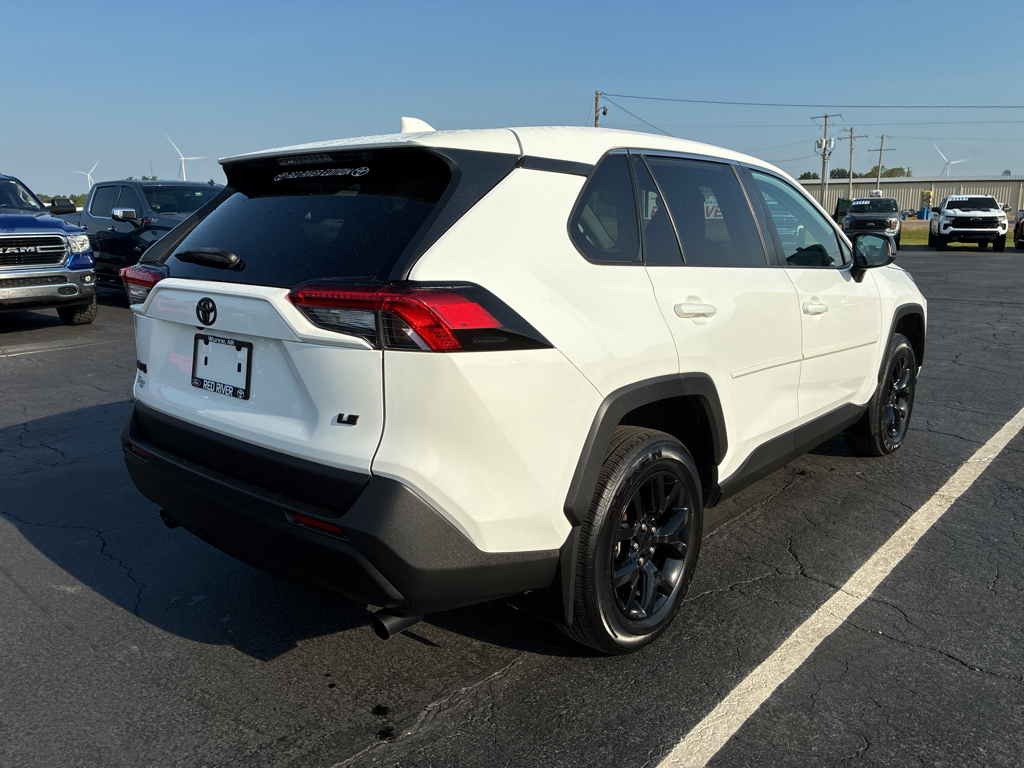 2022 Toyota RAV4 LE photo 5