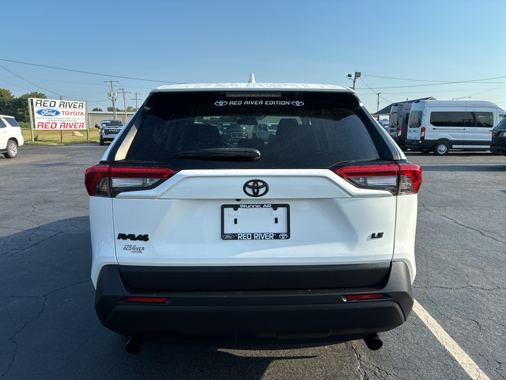 2022 Toyota RAV4 LE photo 6