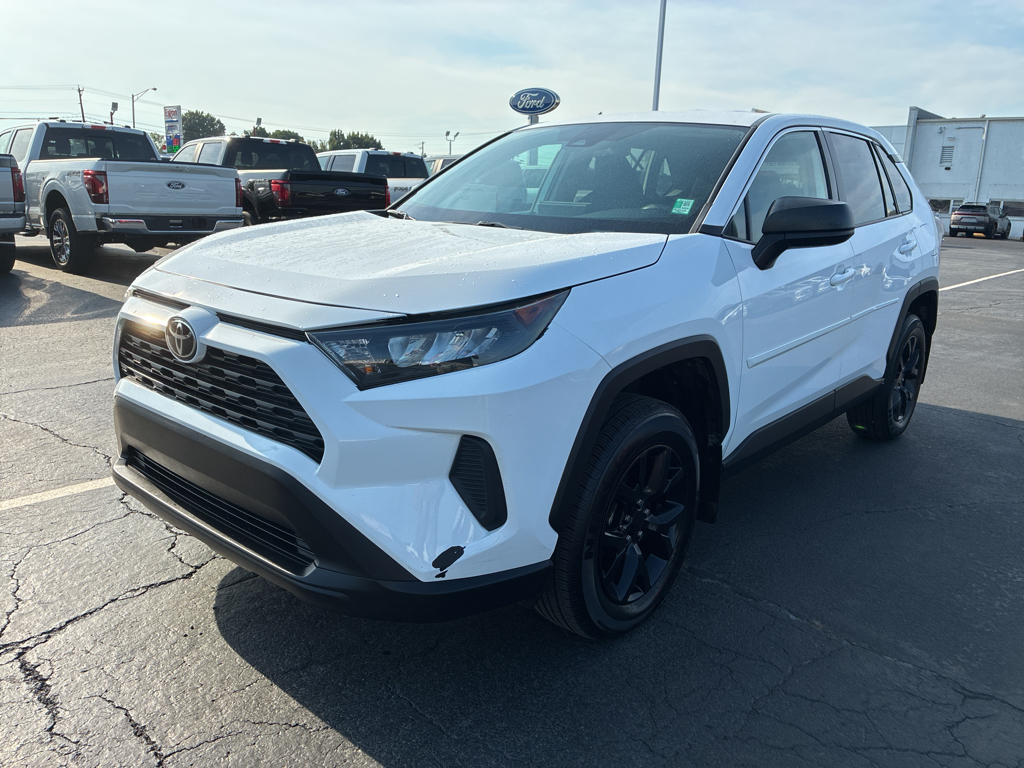 2022 Toyota RAV4 LE photo 1