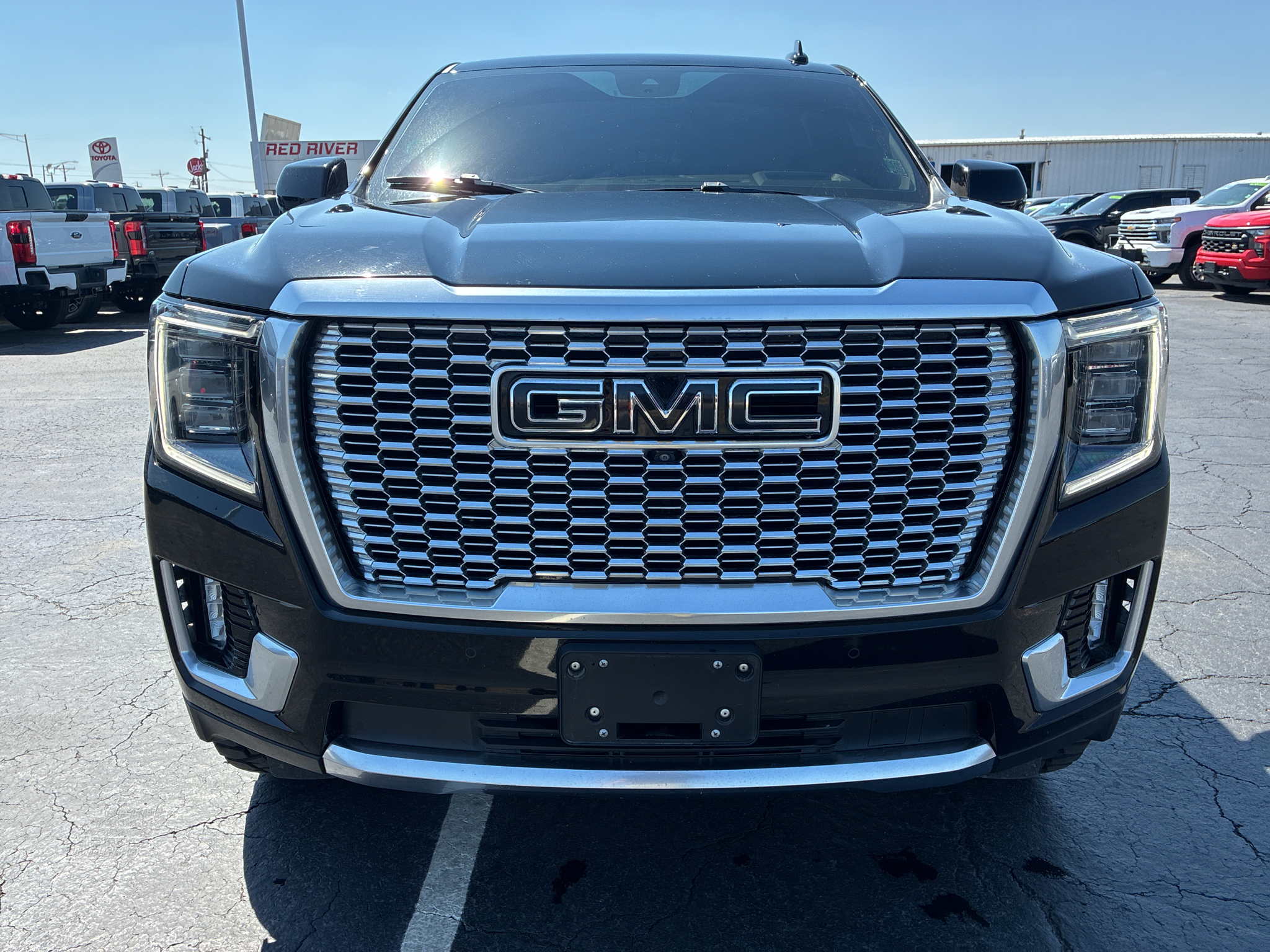 2023 GMC Yukon Denali photo 2