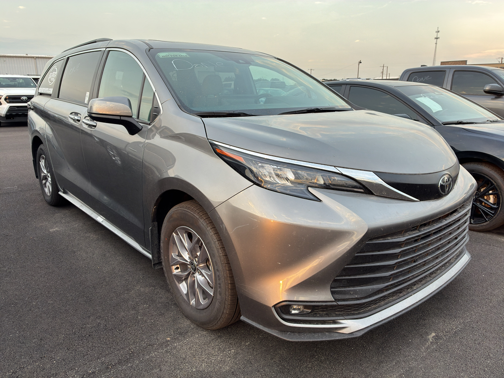 2026 Toyota Sienna XLE photo 2