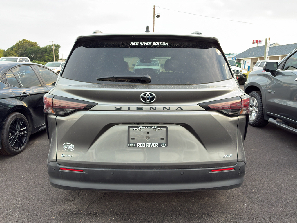 2026 Toyota Sienna XLE photo 3