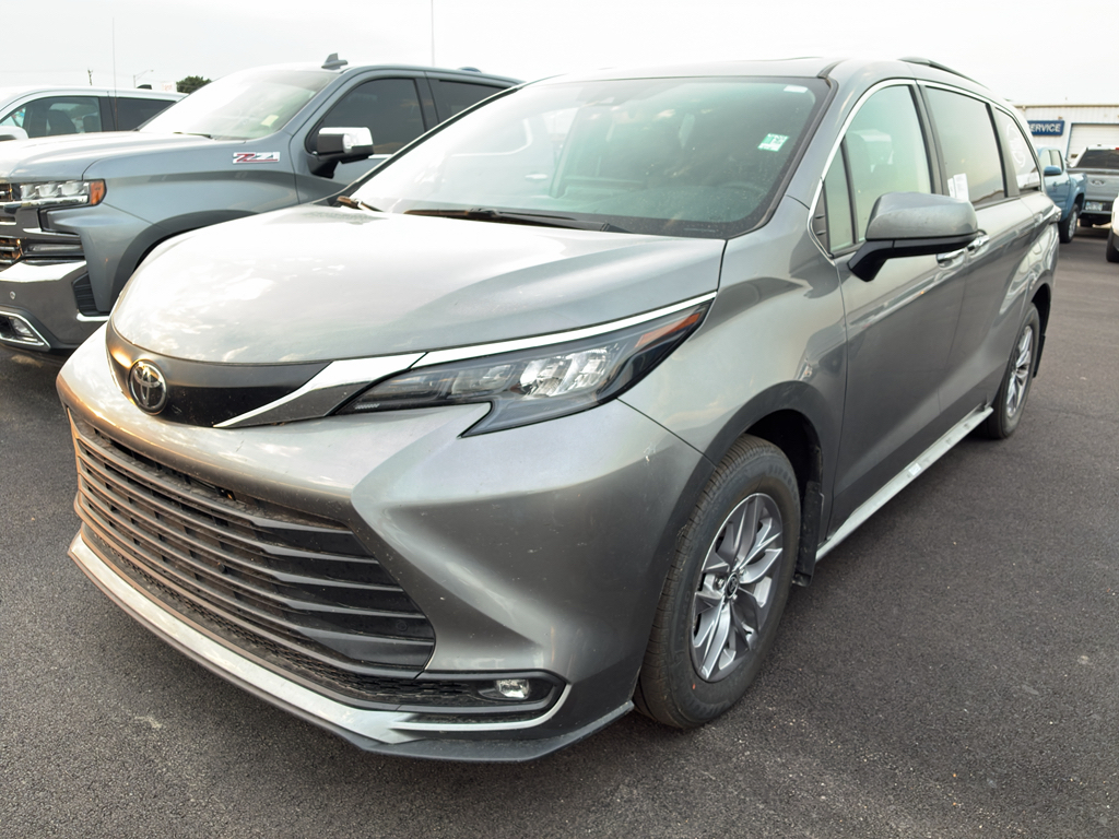 2026 Toyota Sienna XLE photo 1