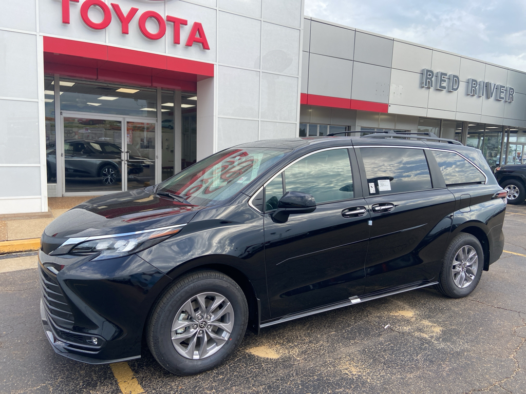 2026 Toyota Sienna XLE photo 1
