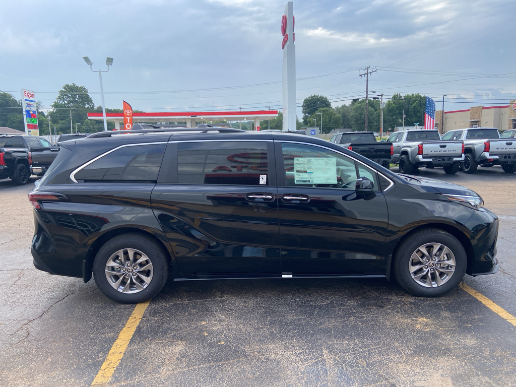 2026 Toyota Sienna XLE photo 6